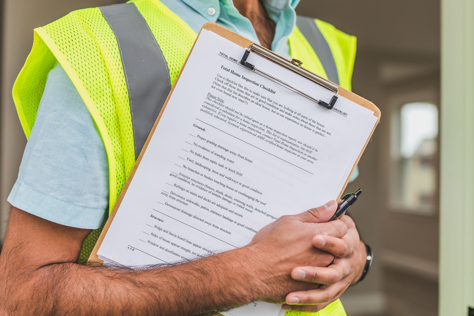 Gutachter mit Checkliste bei einer Hausbegehung zur Schimmelbegutachtung