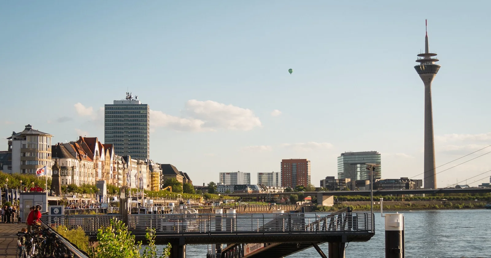 Düsseldorfer Skyline am Rhein bei Sonnenuntergang, Zentrum des NRW-Verwaltungsmarkts