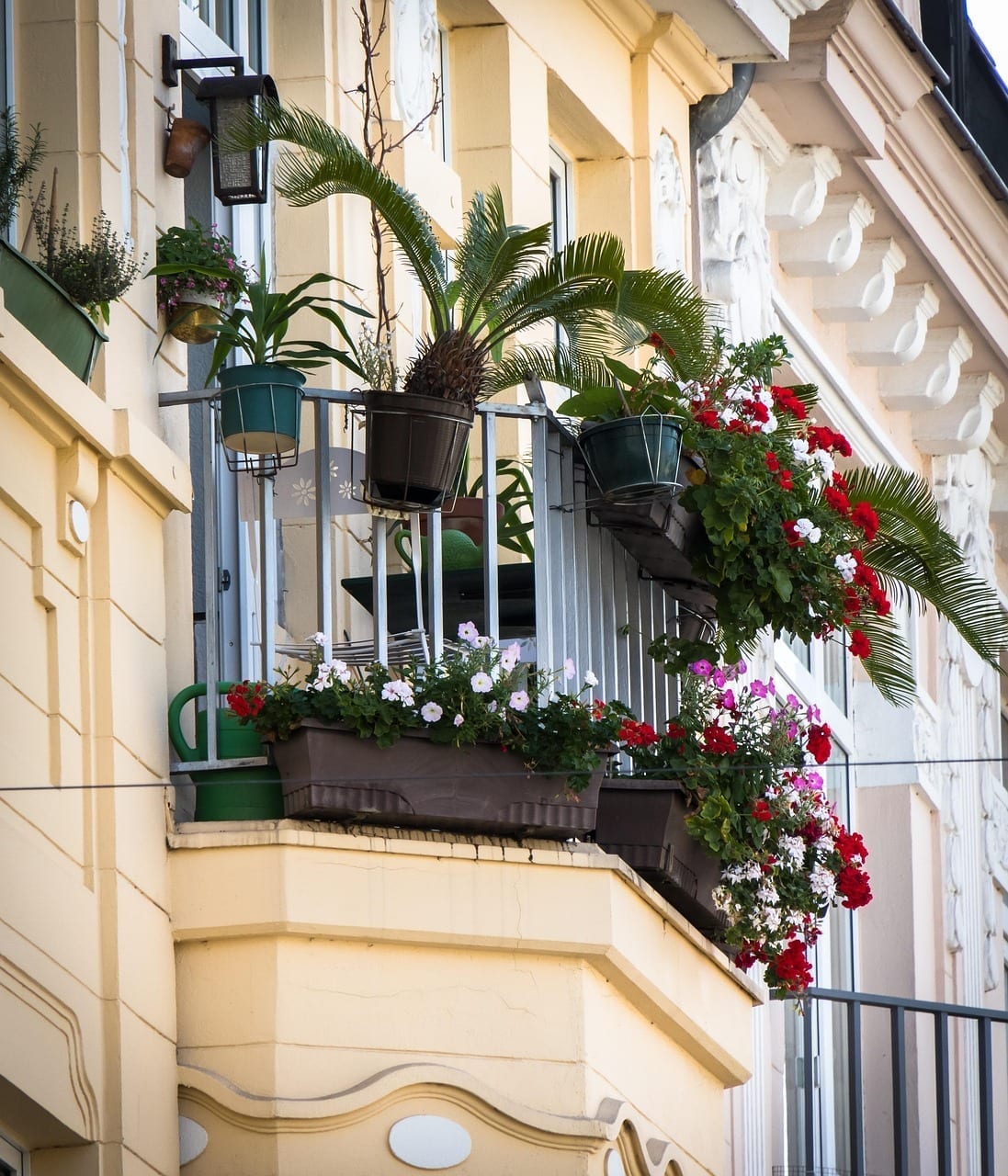 Historische Altbaufassade mit Stuckverzierungen und Balkon – typisches Wohngebäude unter Denkmalschutz in Düsseldorf