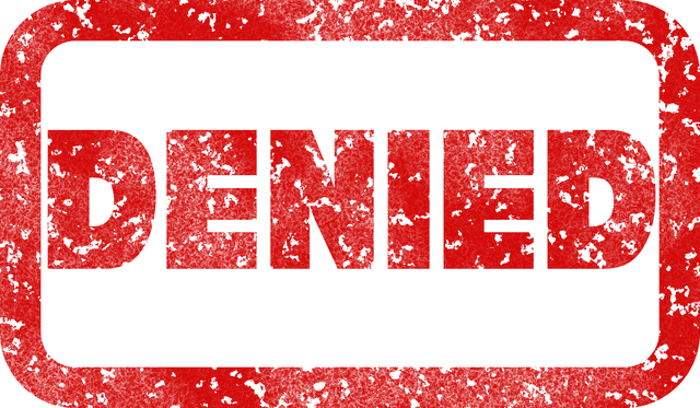 Roter Stempel Denied als Symbol für Ablehnung der Entlastung