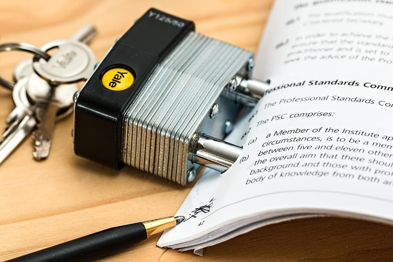 Verbindlicher Vertrag mit Stift und Dokumenten