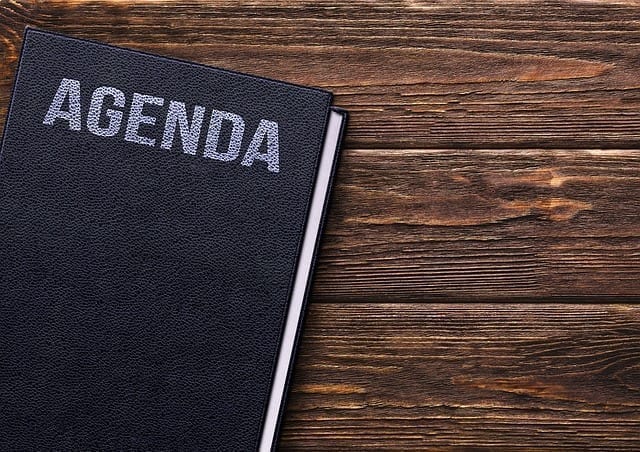 Notizbuch und Agenda als Symbol für Vorbereitung