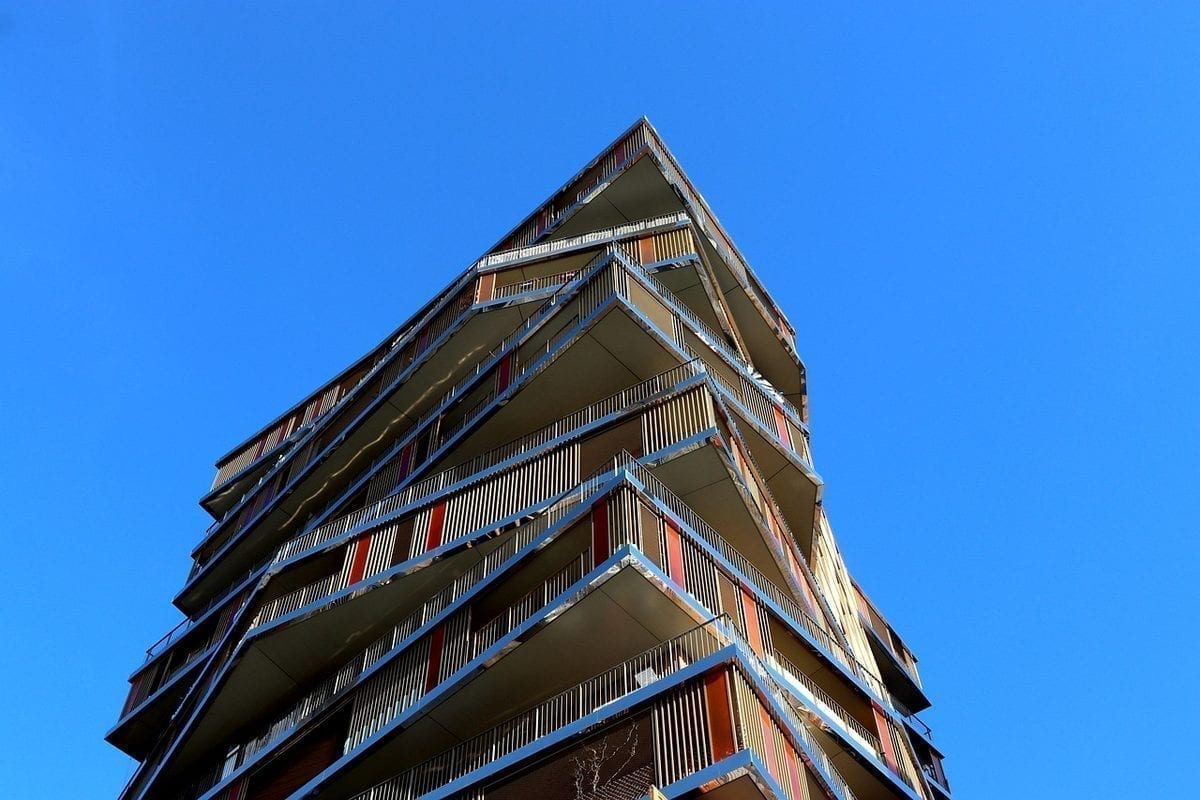 Moderne Wohnanlage mit Balkonen – typisches Mehrfamilienhaus einer Wohnungseigentümergemeinschaft