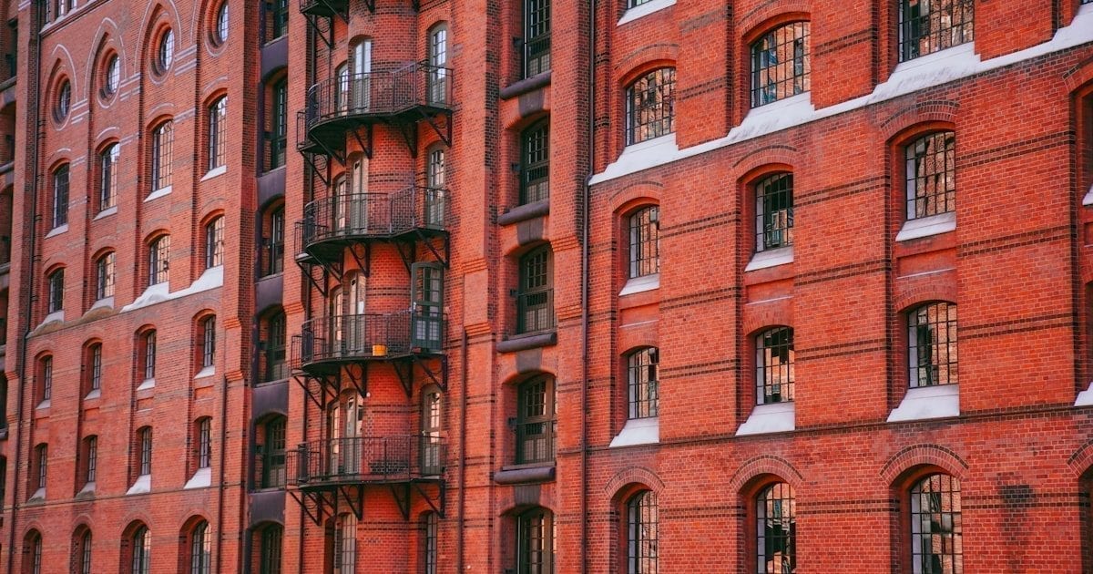Altbaufassaden in einer deutschen Großstadt als Sinnbild für den Sanierungsstau bei Wohngebäuden