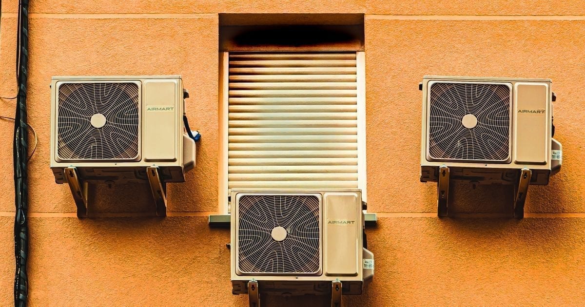 Split-Klimaanlage Außengerät an der Fassade eines Mehrfamilienhauses