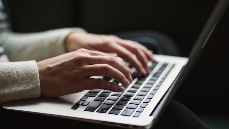 Person arbeitet am Laptop mit digitaler Verwaltungssoftware – Eigentümerportal einer modernen Hausverwaltung