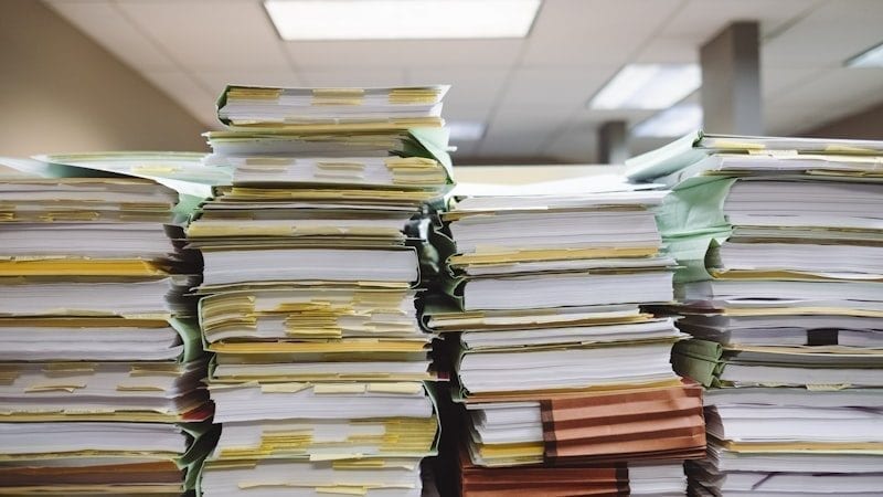 Geordnete Aktenordner und Dokumente auf einem Schreibtisch – Verwaltungsunterlagen für die Übergabe