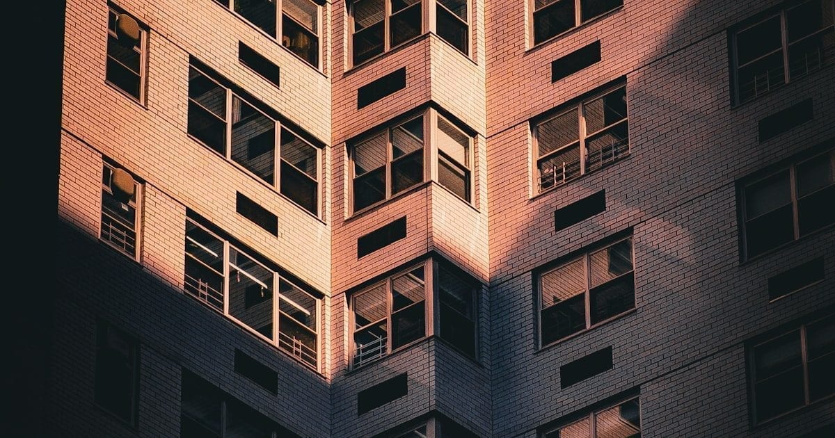 Fassade eines Wohngebäudes – die Verwaltung des Gemeinschaftseigentums stellt hohe Anforderungen an professionelle Verwalter