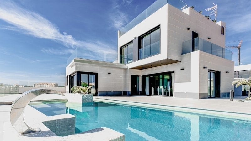 Modernes gut gedämmtes Wohnhaus mit Außenverschattung im Sommer